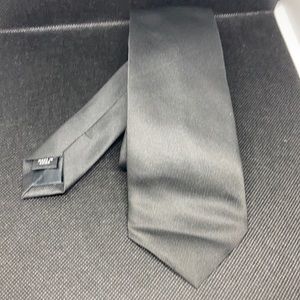 Black thin men’s tie.